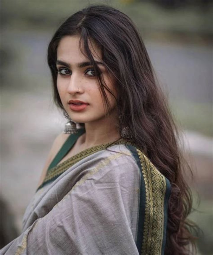 Discover The Secrets Of Aaysha Khan's Age