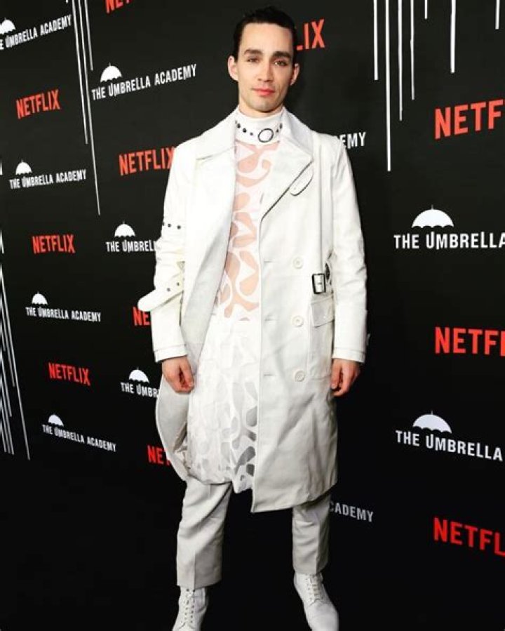 Robert Sheehan's Impressive Height: An Overview