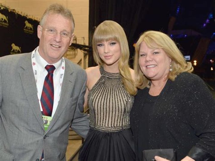 Understanding The Impact Of Taylor Swift's Parents' Divorce On Her Journey