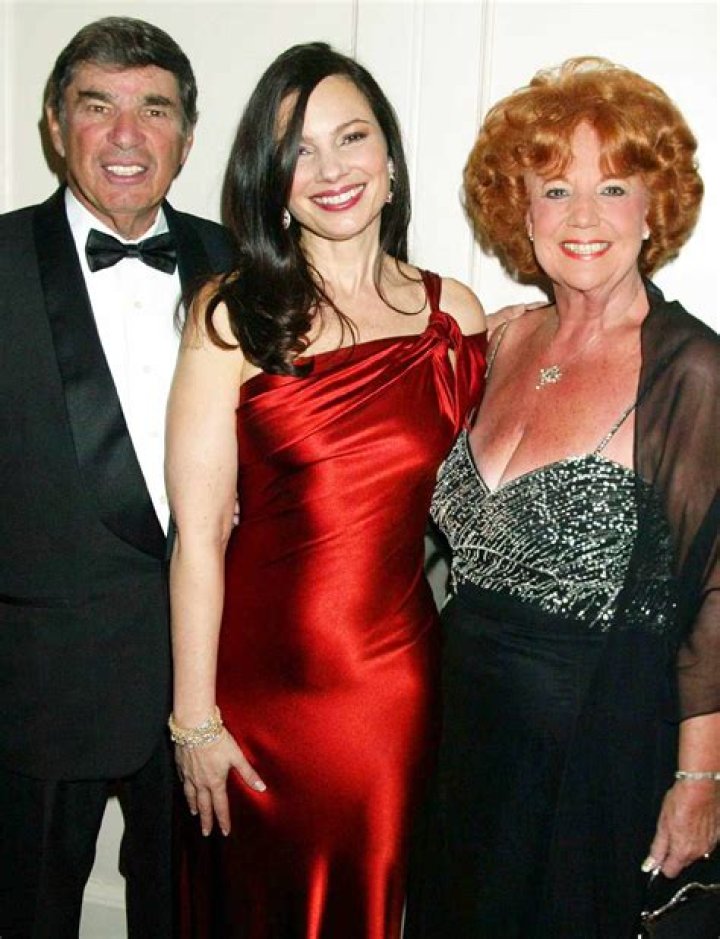 Unveiling The World Of Fran Drescher's Family